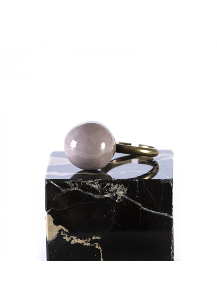 DERNA | ACCESSORI DONNA ANELLO ARTIGIANALE CON BIGLIA IN CERAMICA BEIGE TOLEMAIDE ACCESSORI DONNA ANELLO ARTIGIANALE CON BIGLIA IN CERAMICA BEIGE TOLEMAIDE